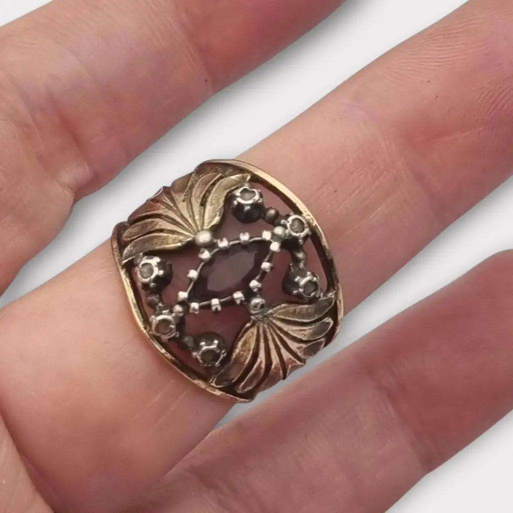 Anillo vintage en plata bañada oro con piedra lila estilo victoriano circa