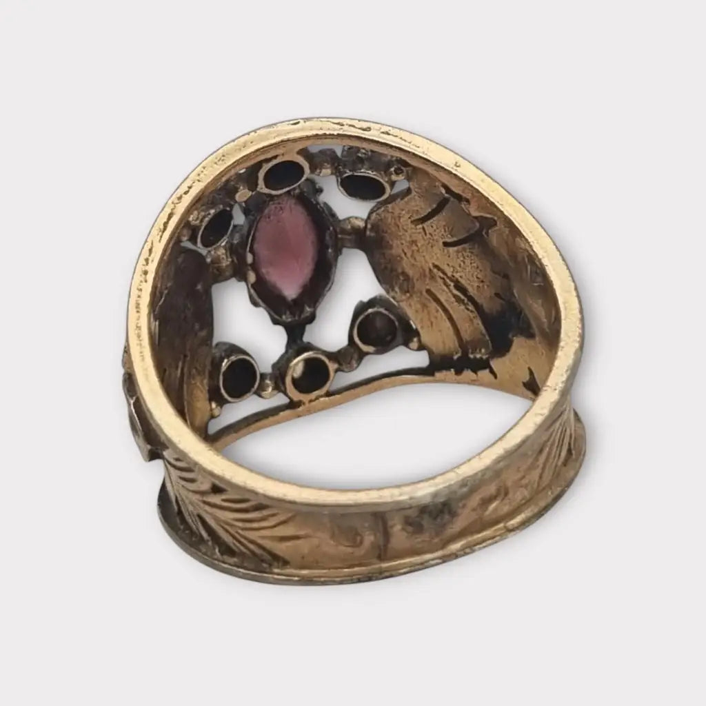 Anillo vintage en plata bañada oro con piedra lila estilo victoriano circa