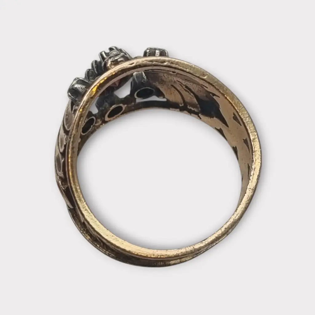 Anillo vintage en plata bañada oro con piedra lila estilo victoriano circa