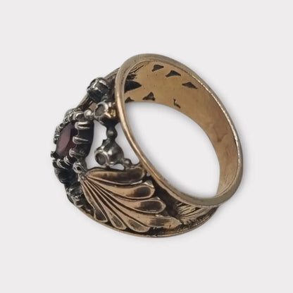 Anillo vintage en plata bañada oro con piedra lila estilo victoriano circa