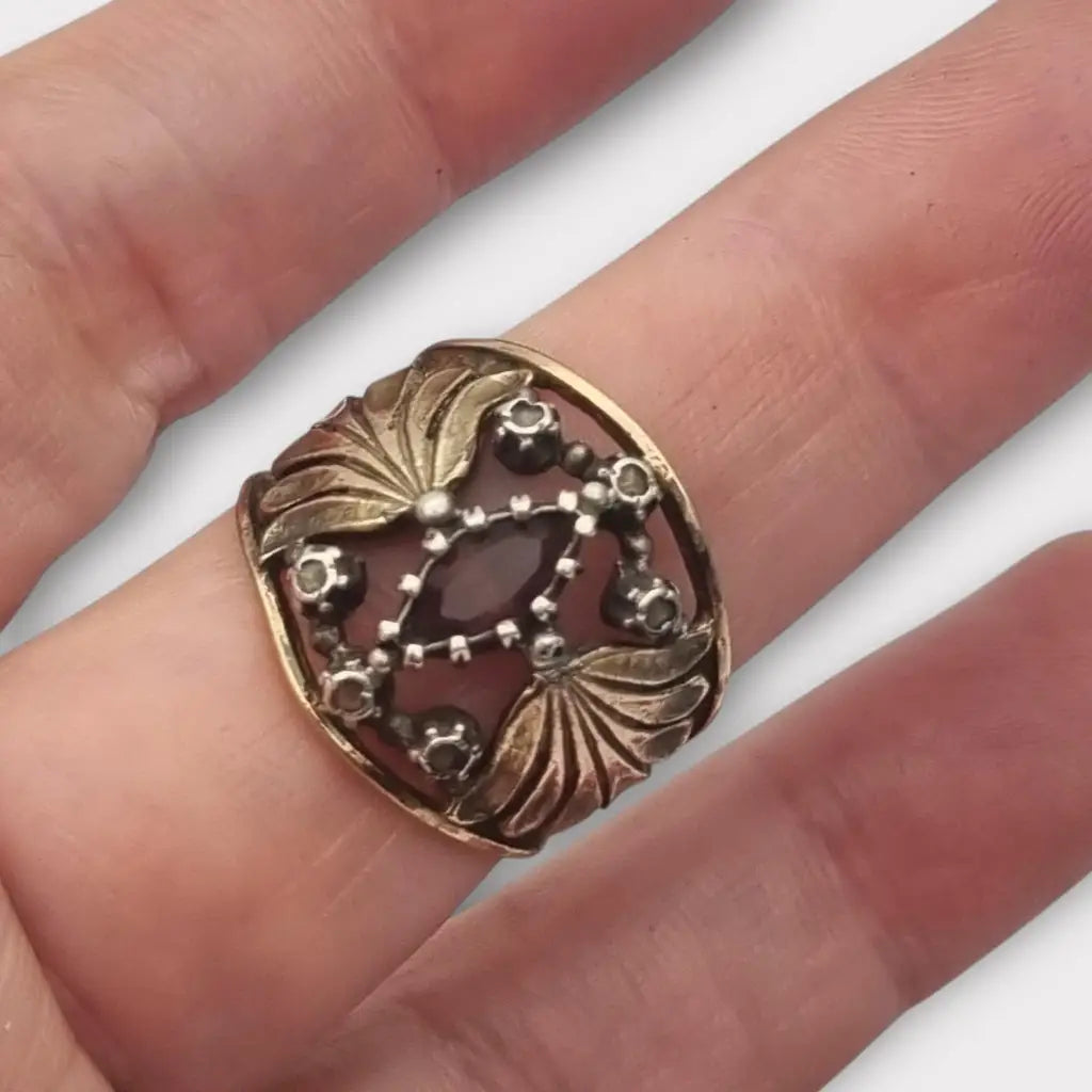 Anillo vintage en plata bañada oro con piedra lila estilo victoriano circa