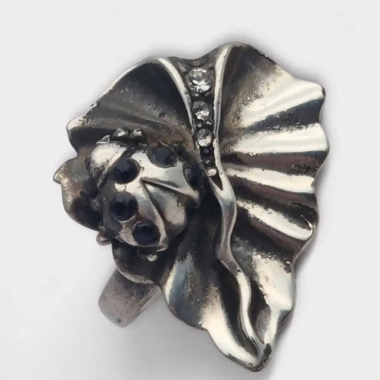 Anillo vintage de plata con mariquita sobre hoja ondulada pedrería blanca