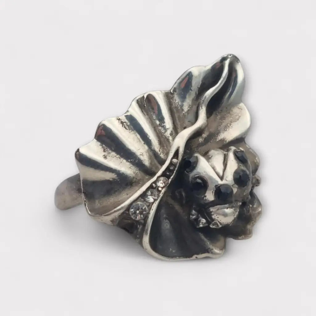 Anillo vintage de plata con mariquita sobre hoja ondulada pedrería blanca