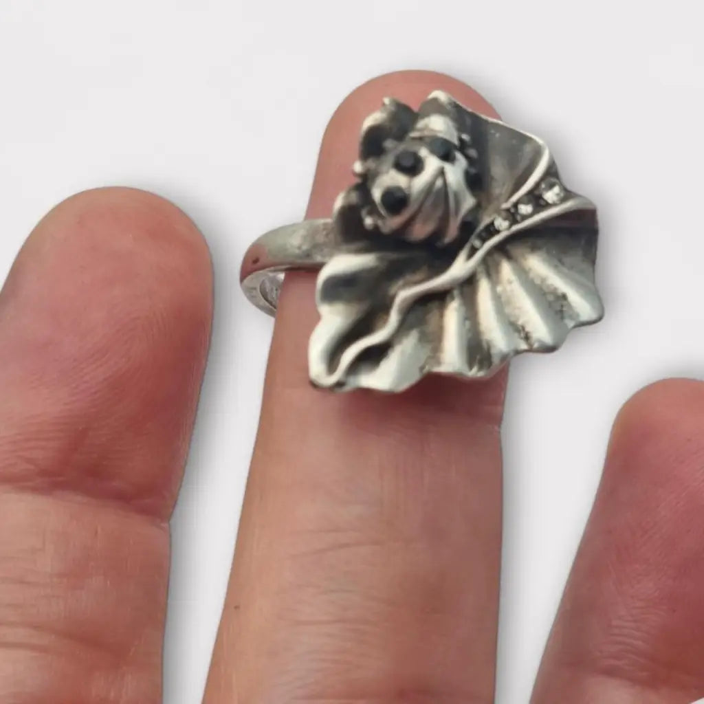 Anillo vintage de plata con mariquita sobre hoja ondulada pedrería blanca
