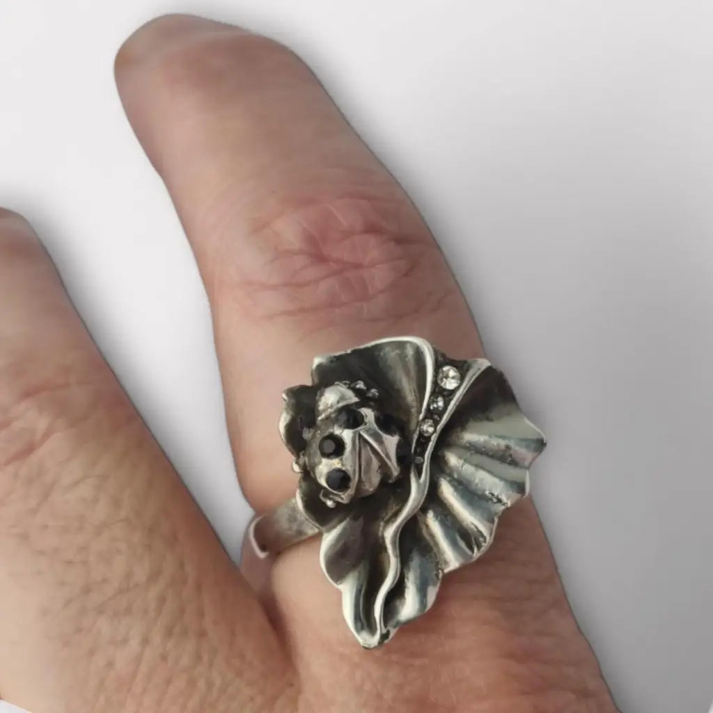 Anillo vintage de plata con mariquita sobre hoja ondulada pedrería blanca