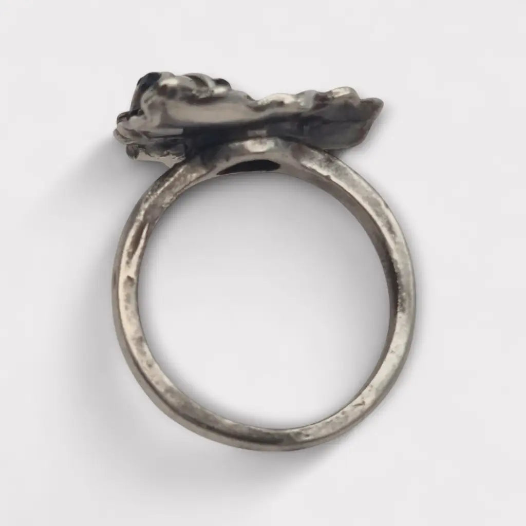 Anillo vintage de plata con mariquita sobre hoja ondulada pedrería blanca