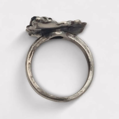 Anillo vintage de plata con mariquita sobre hoja ondulada pedrería blanca