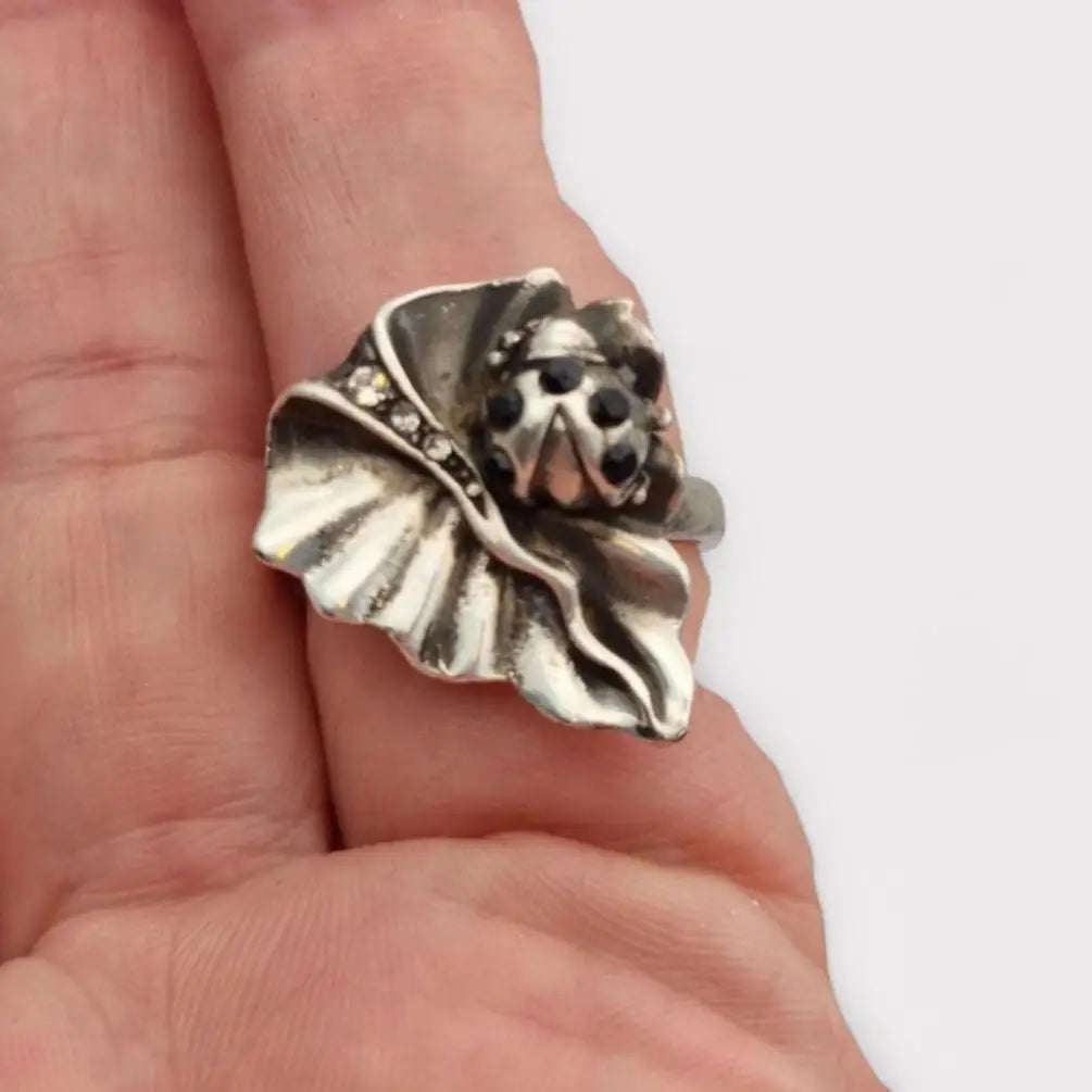 Anillo vintage de plata con mariquita sobre hoja ondulada pedrería blanca