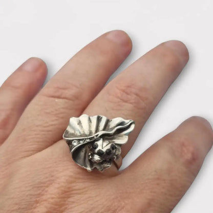 Anillo vintage de plata con mariquita sobre hoja ondulada pedrería blanca