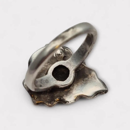 Anillo vintage de plata con mariquita sobre hoja ondulada pedrería blanca