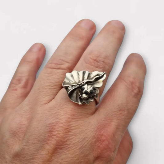 Anillo vintage de plata con mariquita sobre hoja ondulada pedrería blanca