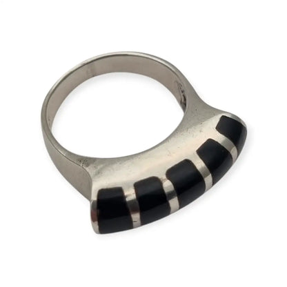 Anillo vintage en plata y ónix negro diseño curvo geométrico estilo