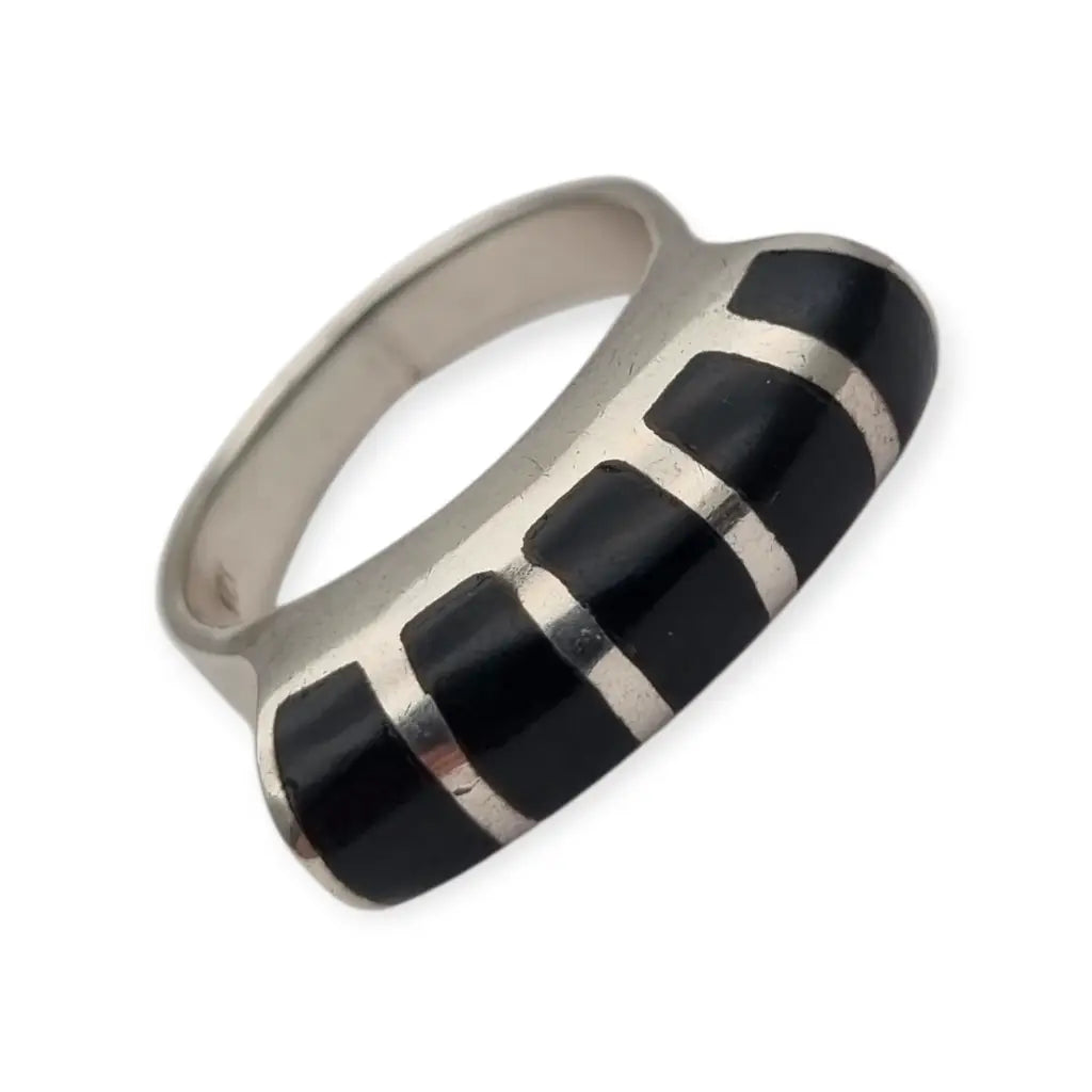 Anillo vintage en plata y ónix negro diseño curvo geométrico estilo