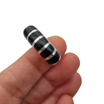 Anillo vintage en plata y ónix negro diseño curvo geométrico estilo