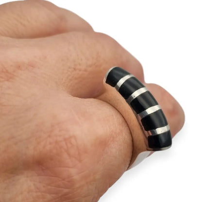Anillo vintage en plata y ónix negro diseño curvo geométrico estilo