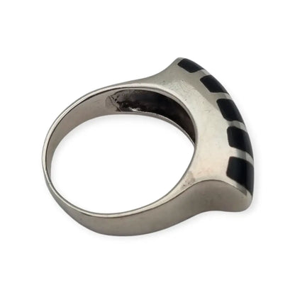 Anillo vintage en plata y ónix negro diseño curvo geométrico estilo