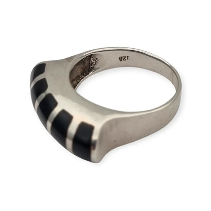 Anillo vintage en plata y ónix negro diseño curvo geométrico estilo