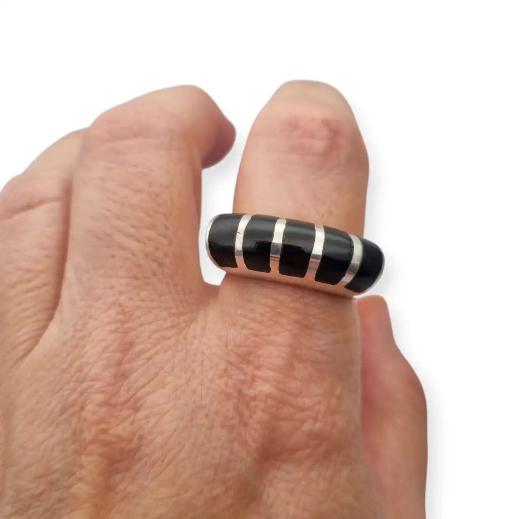 Anillo vintage en plata y ónix negro diseño curvo geométrico estilo