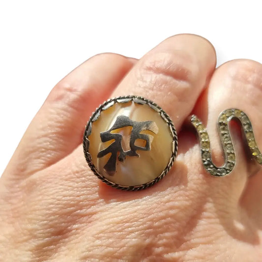 Anillo vintage de plata con símbolo oriental en nácar Joyería china años