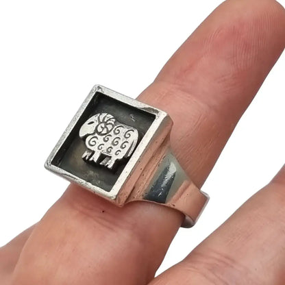 Anillo vintage Puig Doria en plata 925 diseño cuadrado con carnero Joyas España