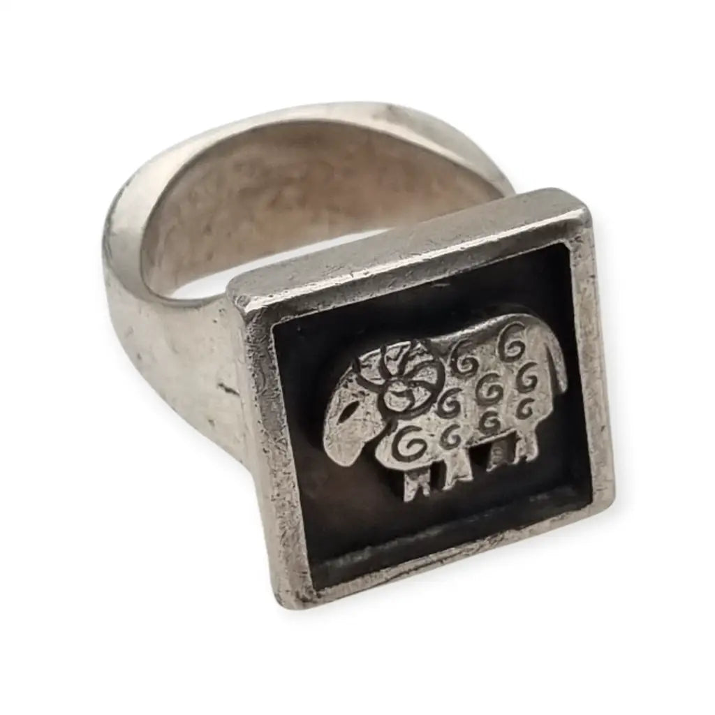 Anillo vintage Puig Doria en plata 925 diseño cuadrado con carnero Joyas España