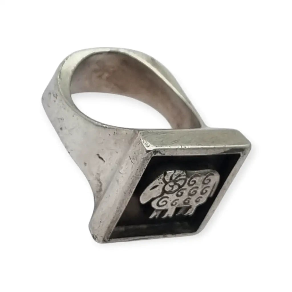 Anillo vintage Puig Doria en plata 925 diseño cuadrado con carnero Joyas España
