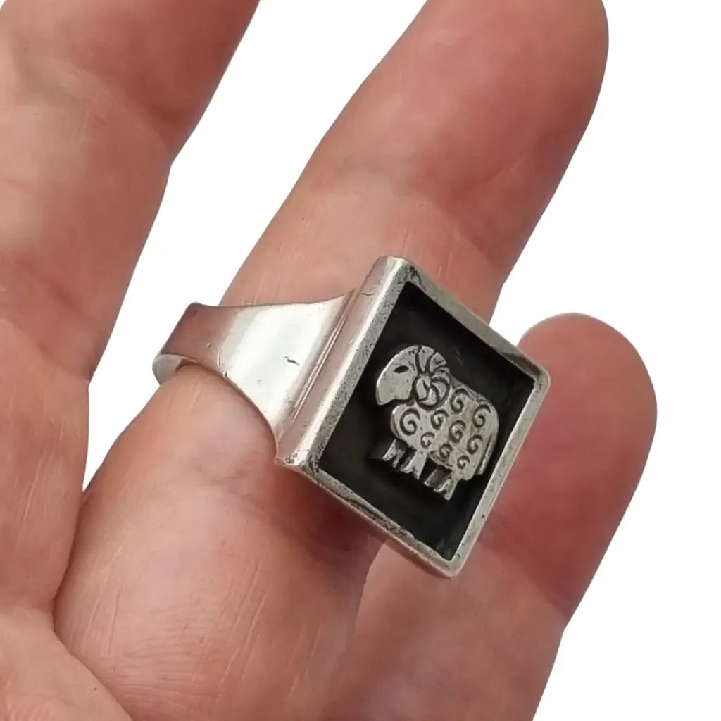 Anillo vintage Puig Doria en plata 925 diseño cuadrado con carnero Joyas España