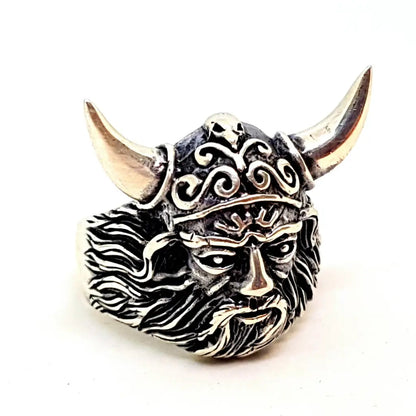 Anillo vikingo de plata. El anillo Thor. runas vikingas. Casco