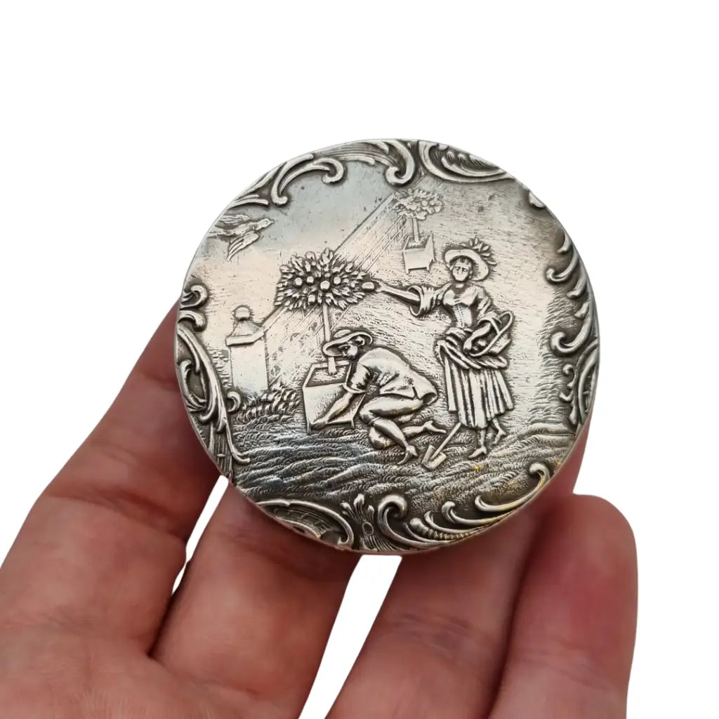 Antigua caja redonda alemana de plata 800 con escena bucólica jardín