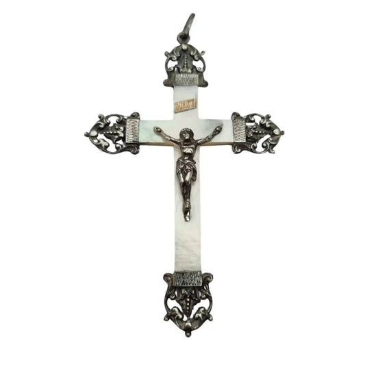 Antigua cruz de nácar y plata con detalles ornamentales pieza devocional 1900.