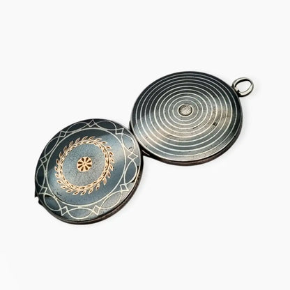 Antiguo Guardapelo redondo nielado en plata con grabado geométrico 1910–1920