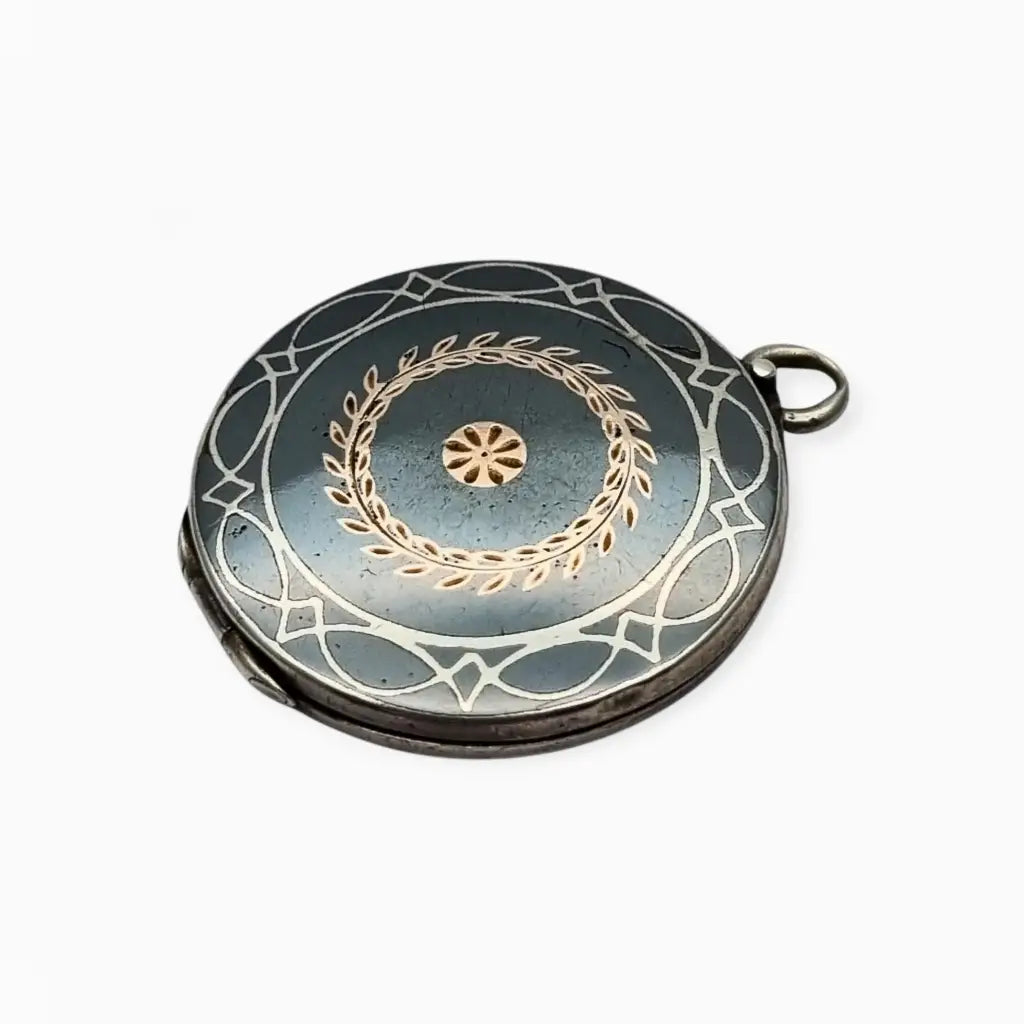 Antiguo Guardapelo redondo nielado en plata con grabado geométrico 1910–1920