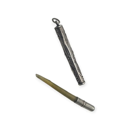 Antiguo plumín de plata grabada para chatelaine diseño floral victoriano circa