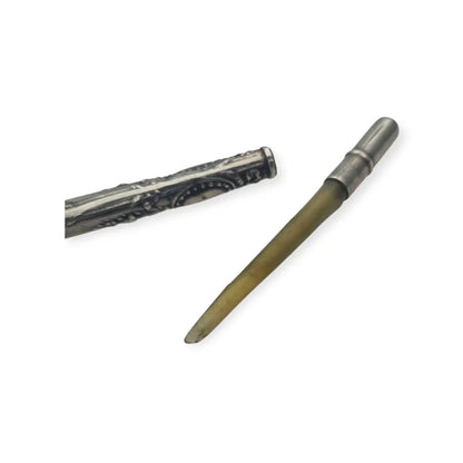 Antiguo plumín de plata grabada para chatelaine diseño floral victoriano circa