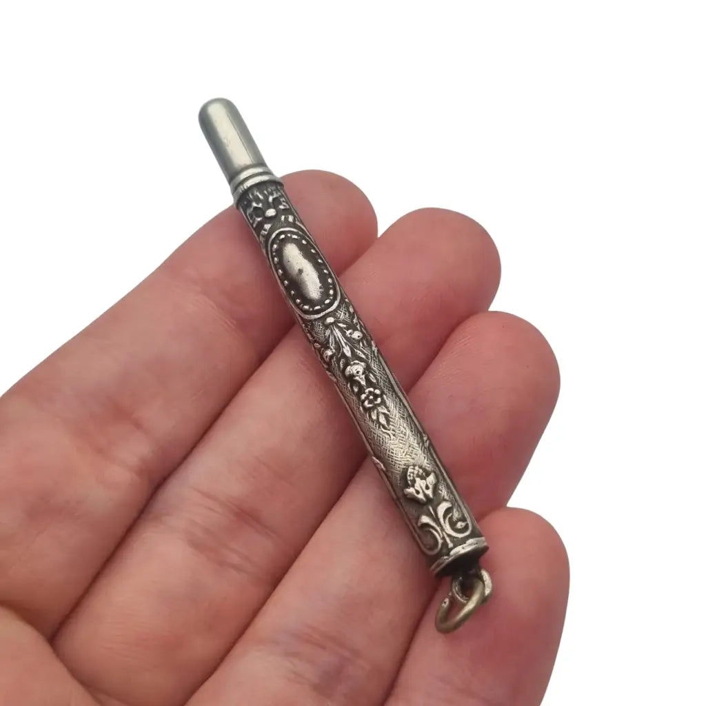 Antiguo plumín de plata grabada para chatelaine diseño floral victoriano circa