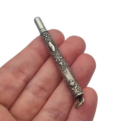 Antiguo plumín de plata grabada para chatelaine diseño floral victoriano circa