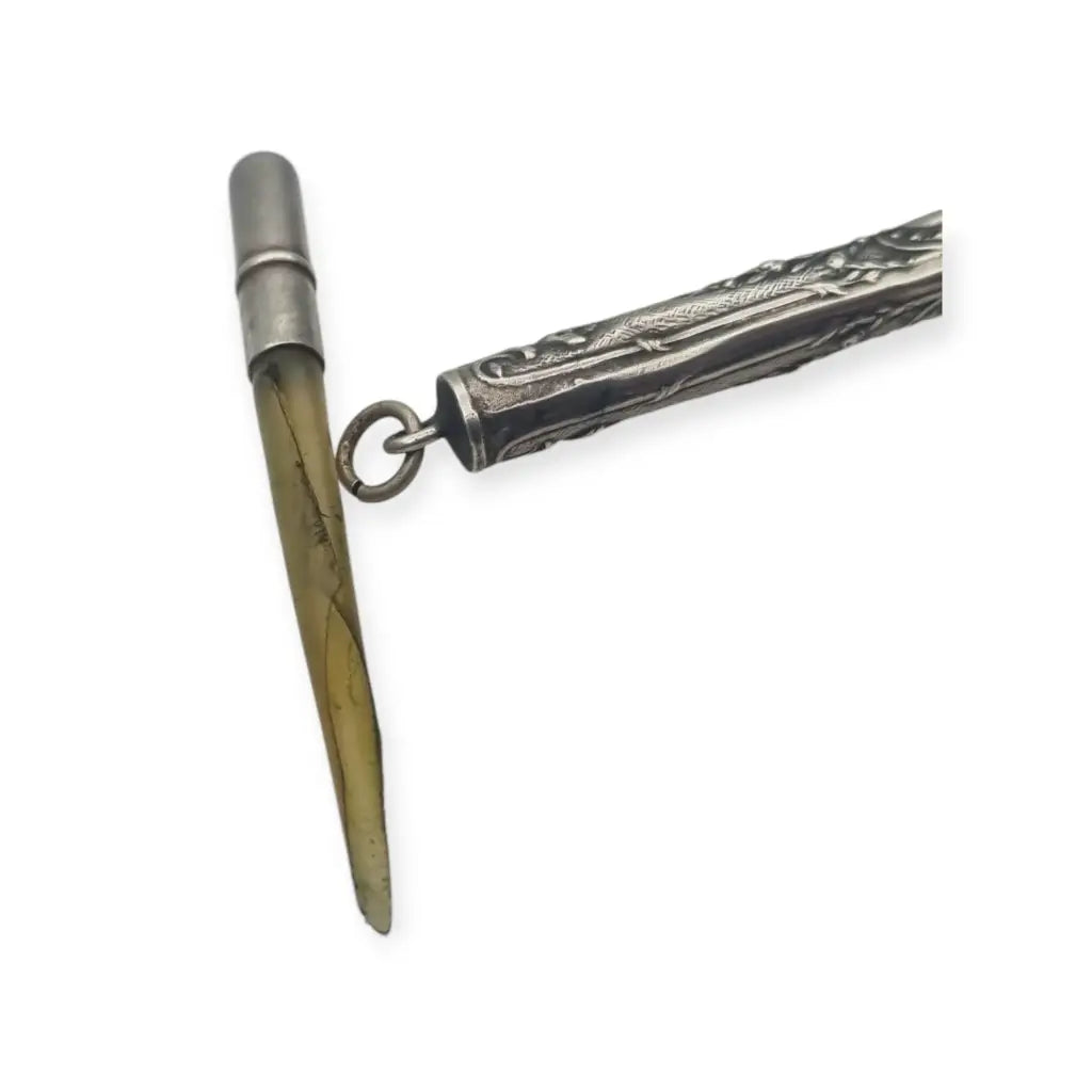 Antiguo plumín de plata grabada para chatelaine diseño floral victoriano circa