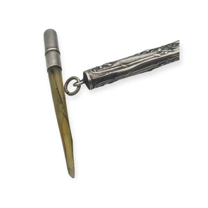 Antiguo plumín de plata grabada para chatelaine diseño floral victoriano circa