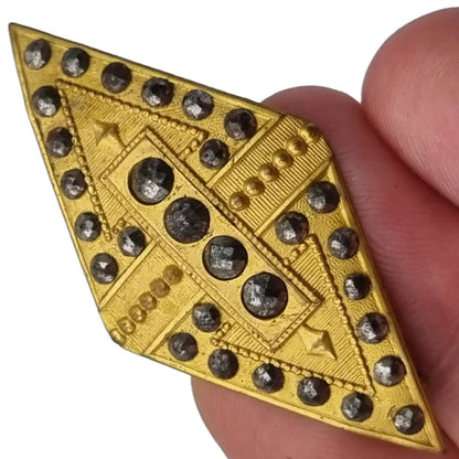 Broche art déco vintage dorado remachado para mujer en forma de diamante.