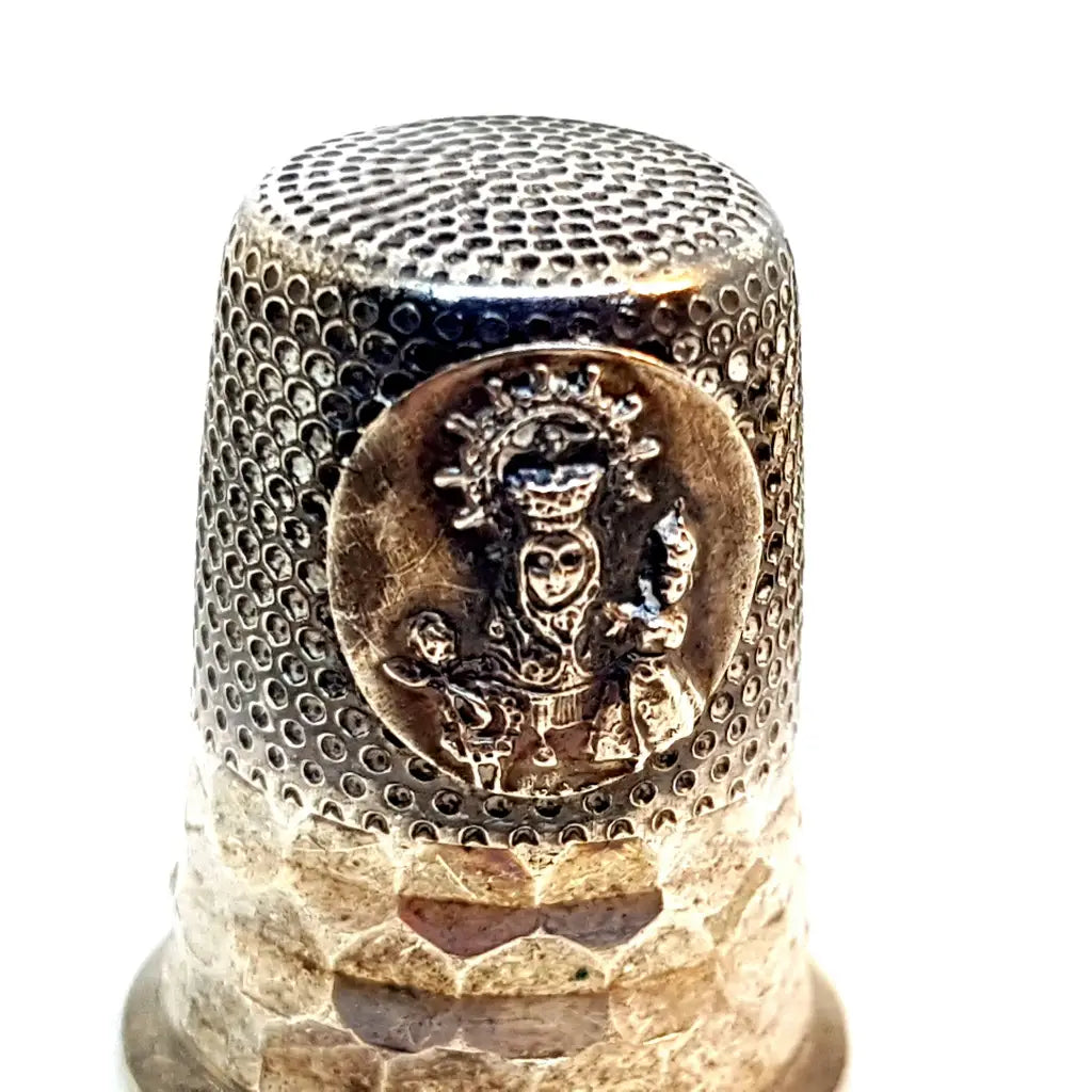 Dedal de colección dedal vintage troquelado en plata. Religioso. Costura