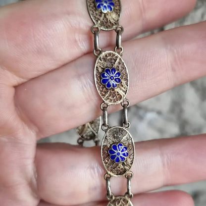 Pulsera de filigrana plata floral. Esmalte Azul. Circa 1950. Joyas