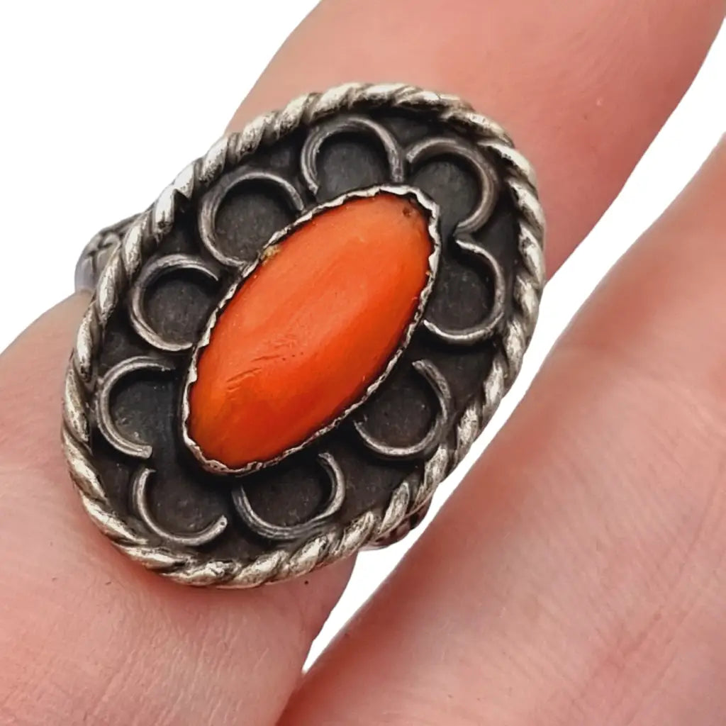 Anillo coral boho plata de ley 925 joyería artesanal hecha a mano.