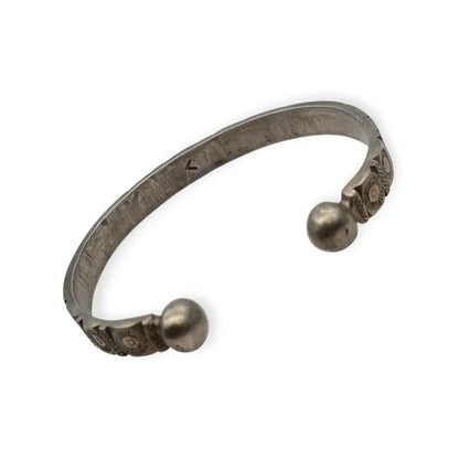 Brazalete africano tuareg vintage en plata grabada Pulsera étnica firmada “V”.