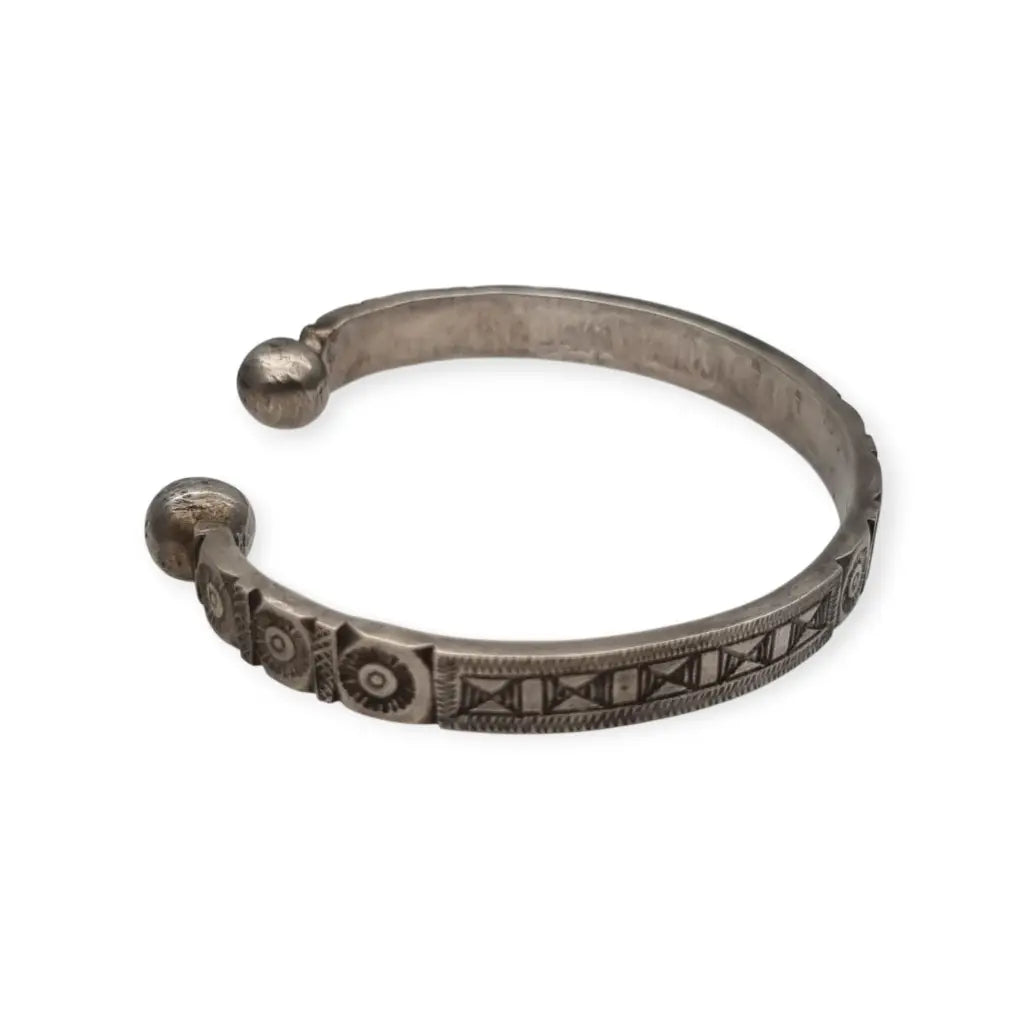 Brazalete africano tuareg vintage en plata grabada Pulsera étnica firmada “V”.
