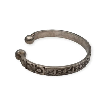 Brazalete africano tuareg vintage en plata grabada Pulsera étnica firmada “V”.