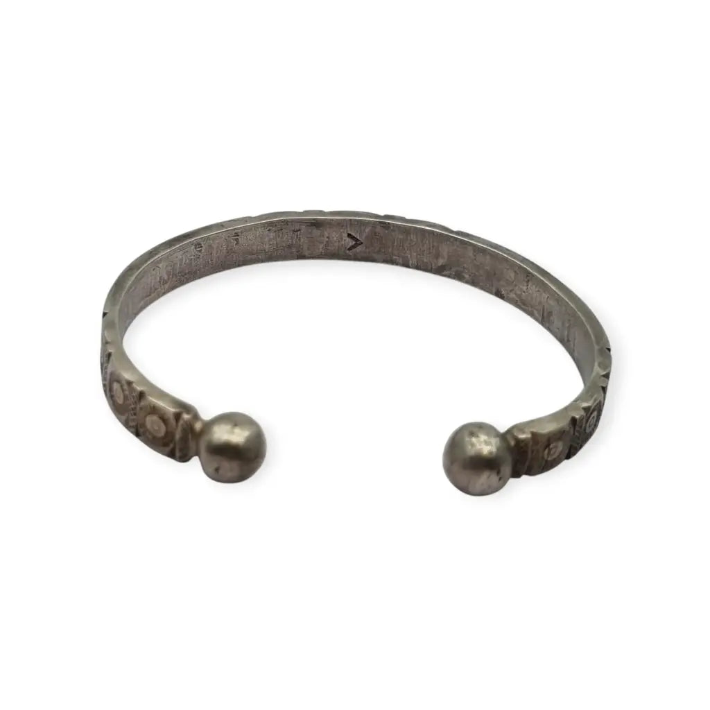 Brazalete africano tuareg vintage en plata grabada Pulsera étnica firmada “V”.