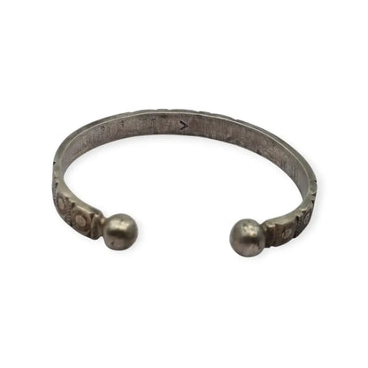 Brazalete africano tuareg vintage en plata grabada Pulsera étnica firmada “V”.