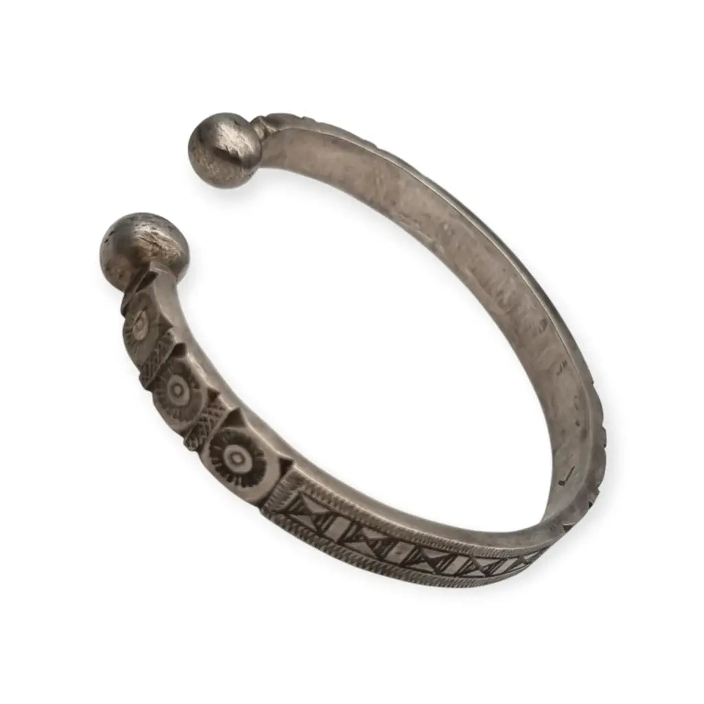 Brazalete africano tuareg vintage en plata grabada Pulsera étnica firmada “V”.
