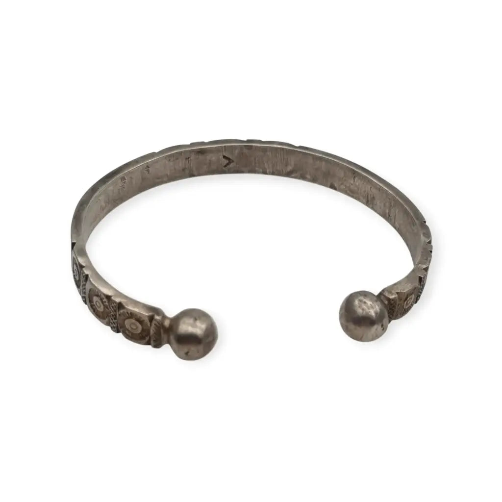 Brazalete africano tuareg vintage en plata grabada Pulsera étnica firmada “V”.