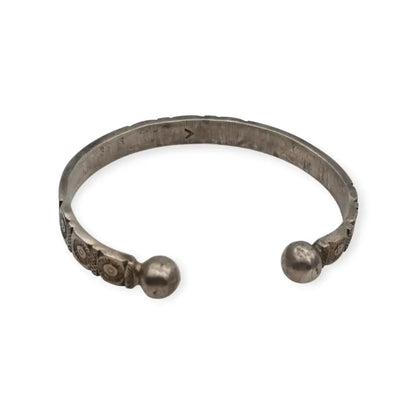 Brazalete africano tuareg vintage en plata grabada Pulsera étnica firmada “V”.